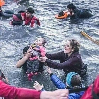 Estos niños no merecen lágrimas?Está gente que se tira al mar no merece el aplauso y el reconocimiento de todos?ASCO !!!Vía: Ana Escudero fb