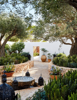 visualjunkee: SEA FOR DAYS: “nestled on a sun-drenched cliff, designer Daniel Romualdez’s Ibizan bolthole offers a dreamy blend of solitude and sociability” - photography: Miguel Flores-Vianna - text: Derek Blasberg - styling: Carolina Irving -