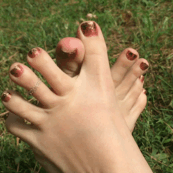 theprettygoodfoot:  That toe gap though.