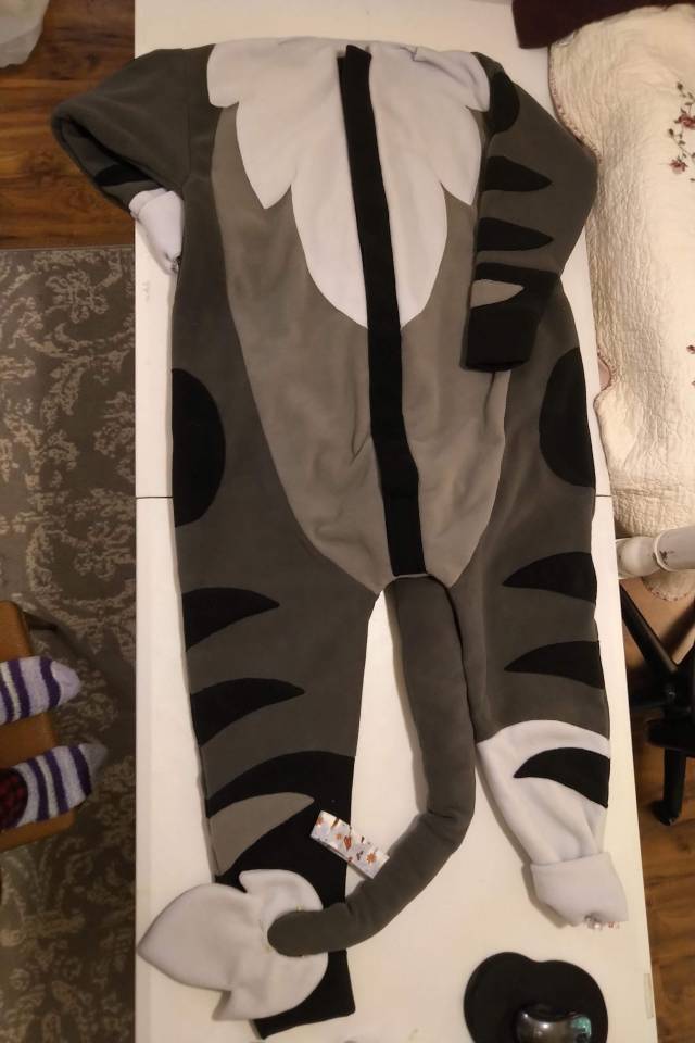 May 2022 I made this kigu for a long time patreon supporter, Keegan! He also wanted to add some fursuit sockpaws to his 