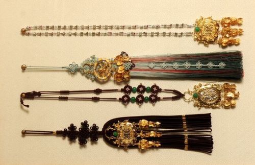 Norigae (hangul: 노리개) is a typical, traditional Korean accessory that is hung from a woman’s j