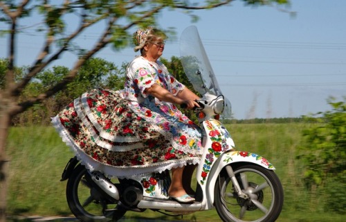 jamsker:peterfromtexas:Born to be wildThe lady on the scooter was an artist named Szabó Éva (sadly s