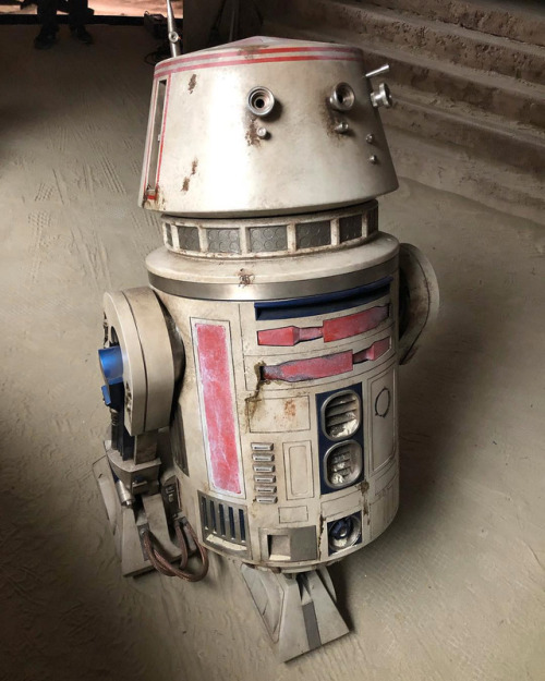 the-new-fanfic-order:clubjade:Jon Favreau shares another droid from The Mandalorian set [x]ANOTHER G