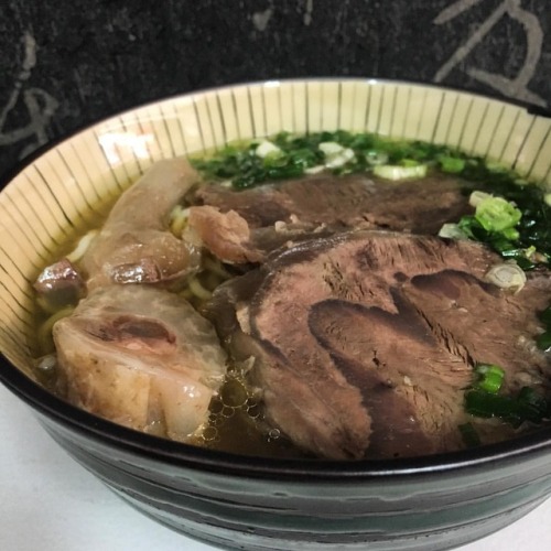 中藥房內嗑牛肉麵 妙 #noodles #taiwan #ilan #taiwanesefood #chinesefood #beef #beefnoodles #yummy #delicious #