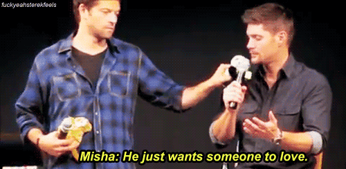 fuckyeahsterekfeels:  Misha gives Jensen a stuffed panda bear  