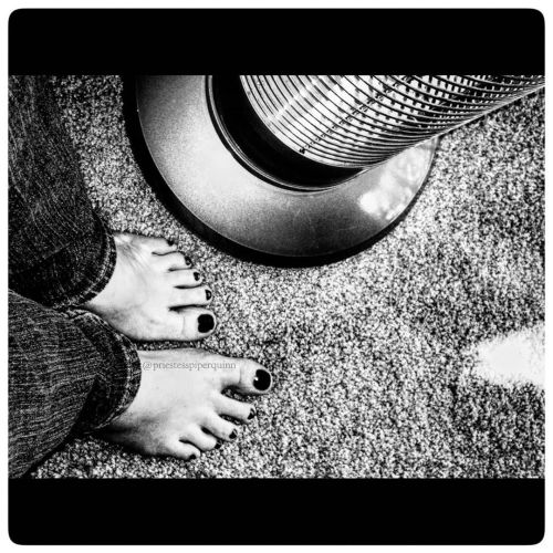 #Beautiful #fall weather.. keeping these #size6 #prettypedicuredtoes warmed up.. Does it feel like f