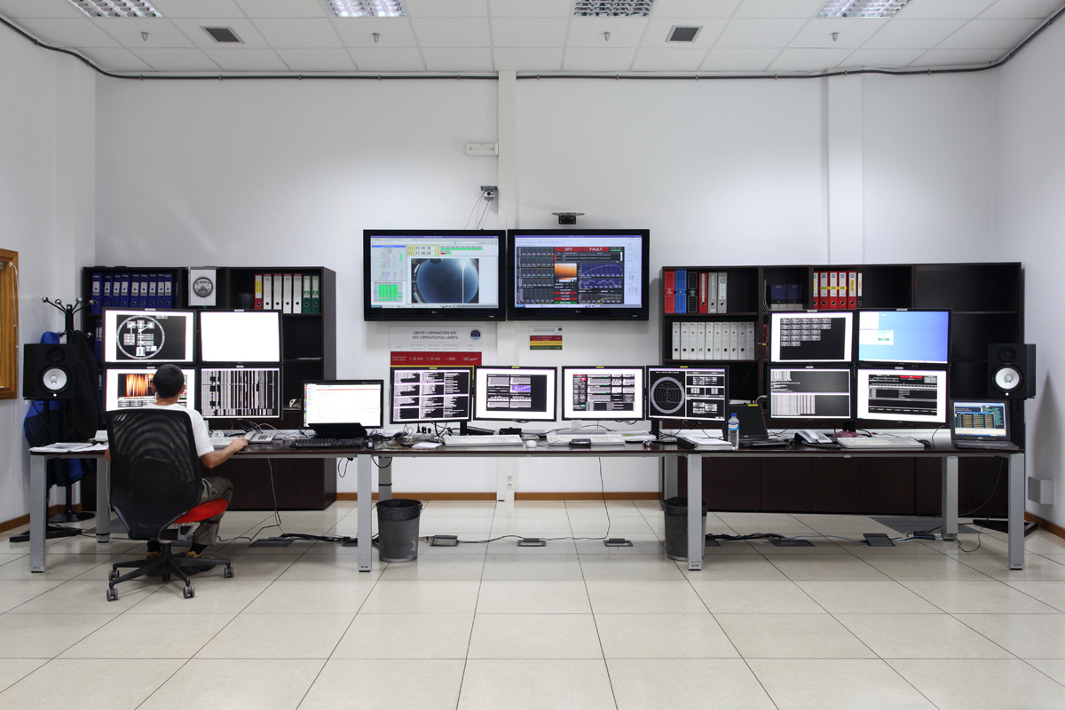 Carlos Álvarez, astrónomo de suporte do Gran Telescopio Canarias.
Uma noite de observação é por vezes um trabalho solitário e cansativo. Os astrónomos passam horas numa sala em frente de terminais de computador que controlam o telescópio e...