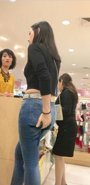 Wetpantyladies On Tumblr Thought You All Would Appreciate This Photo Of Lisa Shopping At Target