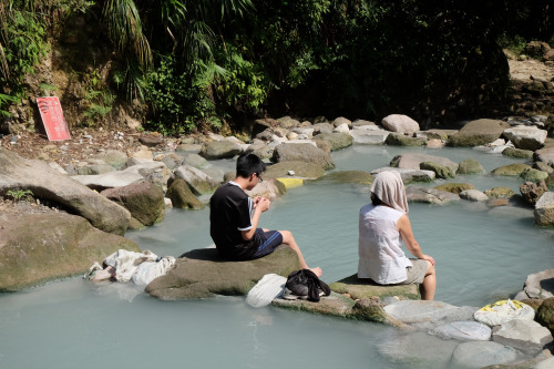 宅在家這麼久的孩子們 暑假第一次踩上青苔石。Us, the homebound kids, stepped on moss covered rock for the first time since 