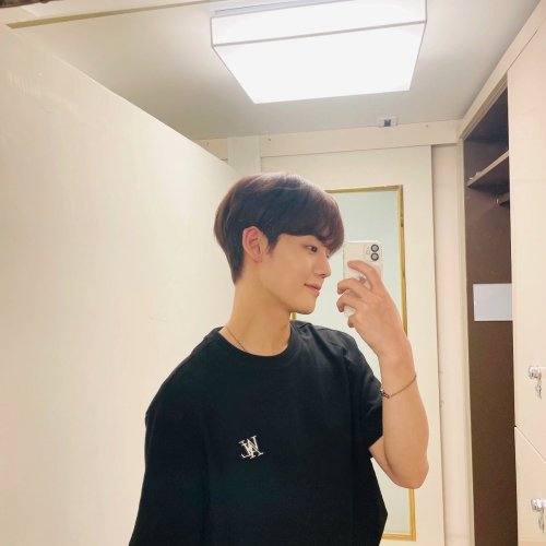 220604 Chan’s tweet:거울 샷 #ACE #에이스 #CHOICE #초이스Mirror shot #ACE #CHOICETrans cr: Rebecca @ updatesac