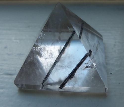 amber-skies-with-dragons:Pyramids with rutile and black tourmaline.