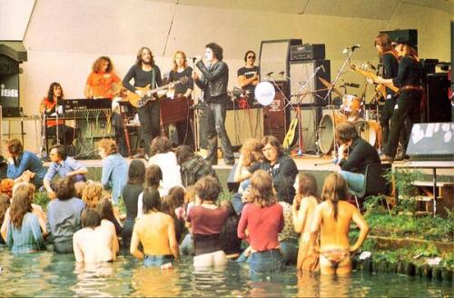 catesstrophe:hoyneriver:1970’s Lou Reed playing a show in some kind of swamp. Bring this shit back w