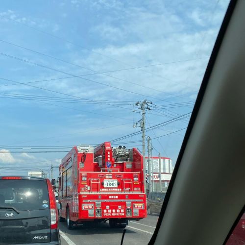 青と赤。 #青森県 #弘前 #消防車https://www.instagram.com/p/CdP19RsOrAT/?igshid=NGJjMDIxMWI=