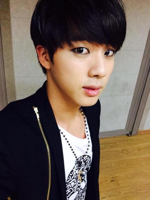 안녕하세요 진인데여 살 좀 빠진거같죠 하하  Hello this is Jin. I look like I lost weight right haha  Trans cr; Mary @ b