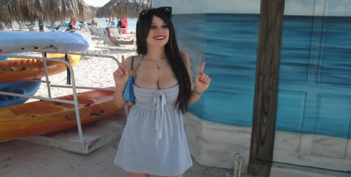minxyjinxy:  I wanna go back to the beach!  ┻━┻～☆　ヽ(´∇｀ヽ) 