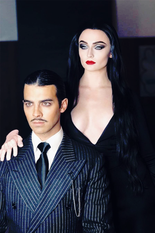counterpunches: gameofthronesdaily: “Sophie Turner and Joe Jonas pull out all the stops for Ha