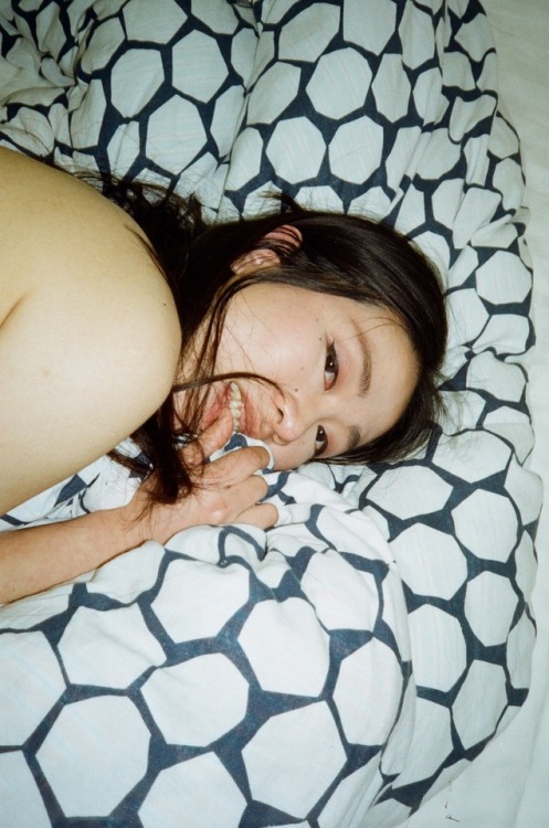 romanceluvsg:  meetslut:  [汤友 TIAN WEN投稿] 独立摄影师 / 情色艺术研习中四万粉特惠：2018年12个月月刊，每月五套，咨询微信：niunaizhaozedao 喜欢请转走，投稿作品保留48小时，优秀作品保留一周，随后删除更多最新、最精品的真实原创自拍、露出作品请关注：https://meetslut.tumblr.com