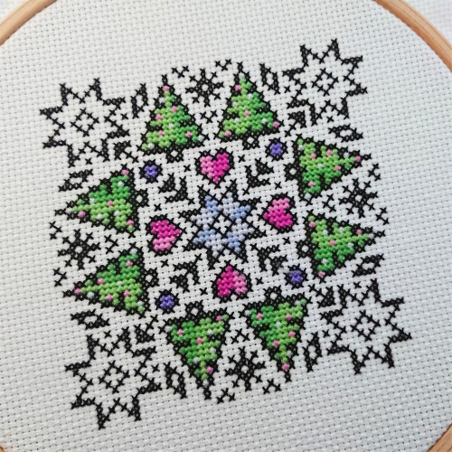 And here’s what I’m currently test-stitching, hopefully it will be a pretty Christmas Mandala.