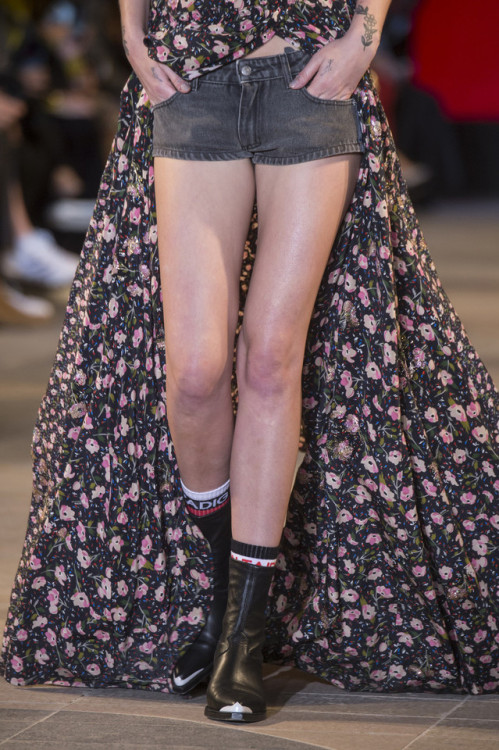 trcunning:themakeupbrush:Zadig & Voltaire S/S 2019This is such peak 90s, I love it. Alicia Silve