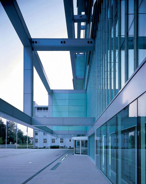 subtilitas:  Sadar Vuga - Chamber of commerce and industry, Ljubljana 1999. Photos © Hisao Suzuki.  