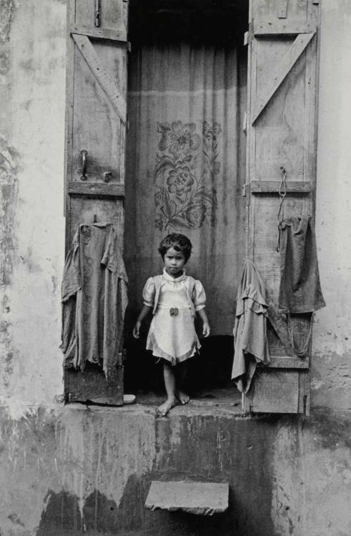  Ferdinando Scianna.  India, Varanasi. Little Girl at the Door, 1997. 