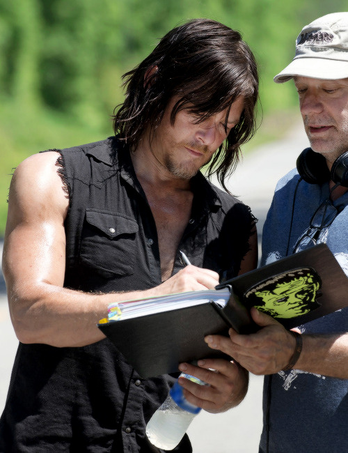 bethkinneysings:  Norman Reedus behind the scenes of ‘The Walking Dead’ Season