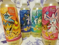 hantsukihaunter:  Eevee and Friends Mango Soda (2018) For someone who doesn’t really drink soda, I enjoyed these drinks. The carbonation isn’t too strong. It’s a smooth mango flavor with not too much after taste. It’s especially refreshing to