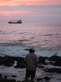 luqueaestafoto:  Si me gusta vivir en el pasado es porque ahí puedo encontrarte a ti y a mi,es porque ahí estábamos los dos aferrando las manos del otro. Si me gusta vivir en el pasado es porque ahí puedo ver los atardeceres en un mar que no es familiar, 