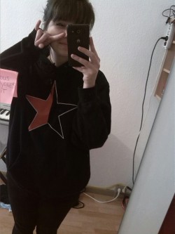 blitzewerfer:  heute fühle ich mich süß (und der pulli ist 535862 größen zu groß, bin verliebt)