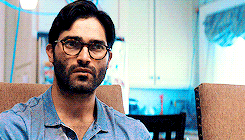 stiilesstilinski:Tyler Hoechlin + the dorky glasses 