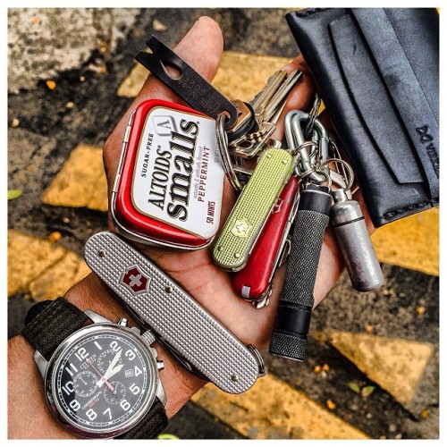 hotpixel:  #handdump #pocketdump #citizen #victorinox #altoids #fenixflashlights #countycomm #leatherwallet #everydaycarry #everyday_tactical  If you haven’t jumped on the #handdump bandwagon yet, you should, because it is awesome. 