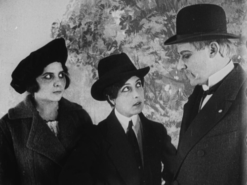 emisaris:Musidora looking cute with short hair and her tiny suit in Les Vampires: Les Yeux qui fasci