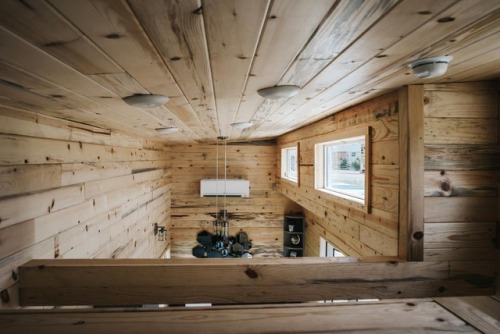 dreamhousetogo:  The Four Eagle by The Tiny Home Co.  I’d totally live in this 