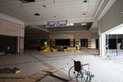 pshh-wtfe:  Abandoned Mall in Central Florida
