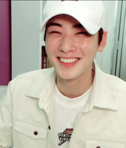 asterocky:  no make up cha eunwoo glowing during his birthday broadcast 