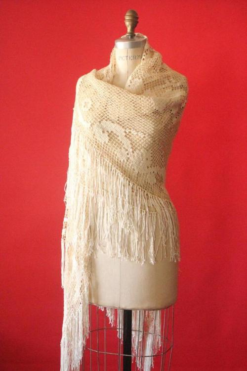 20&rsquo;s/30&rsquo;s Cream Ecru Shawl //MrMisterVintage