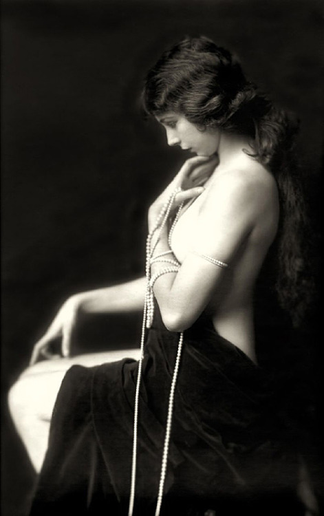 anotherstateofmind67: 1920s: Ziegfeld Follies Source:Via La Boite Verte