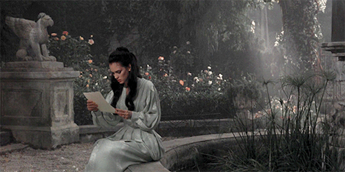 cinemagifs:  Winona Ryder in Bram Stoker’s Dracula (1992) dir. Francis Ford Coppola