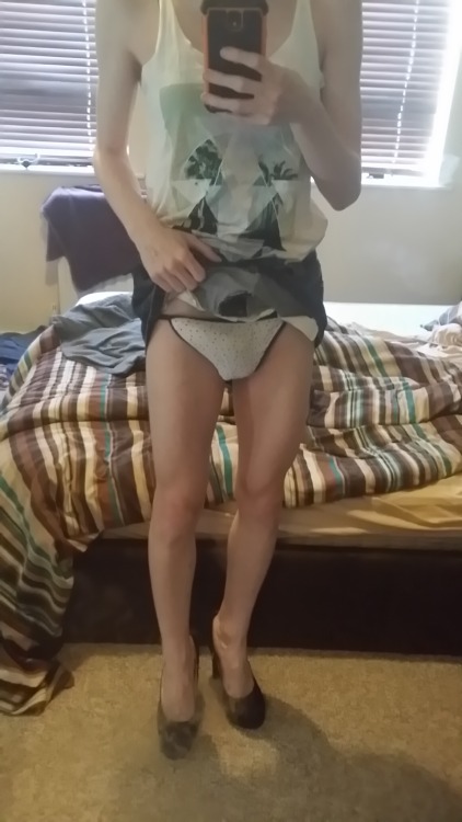 jammy-cat:  its rare to see me not in any kind of socks but i didnt have any to go with this outfit :(i also havnt shaved in a bit so  sorry about that but its not super noticeable because potato quality (maybe a bit of green will increase the quality