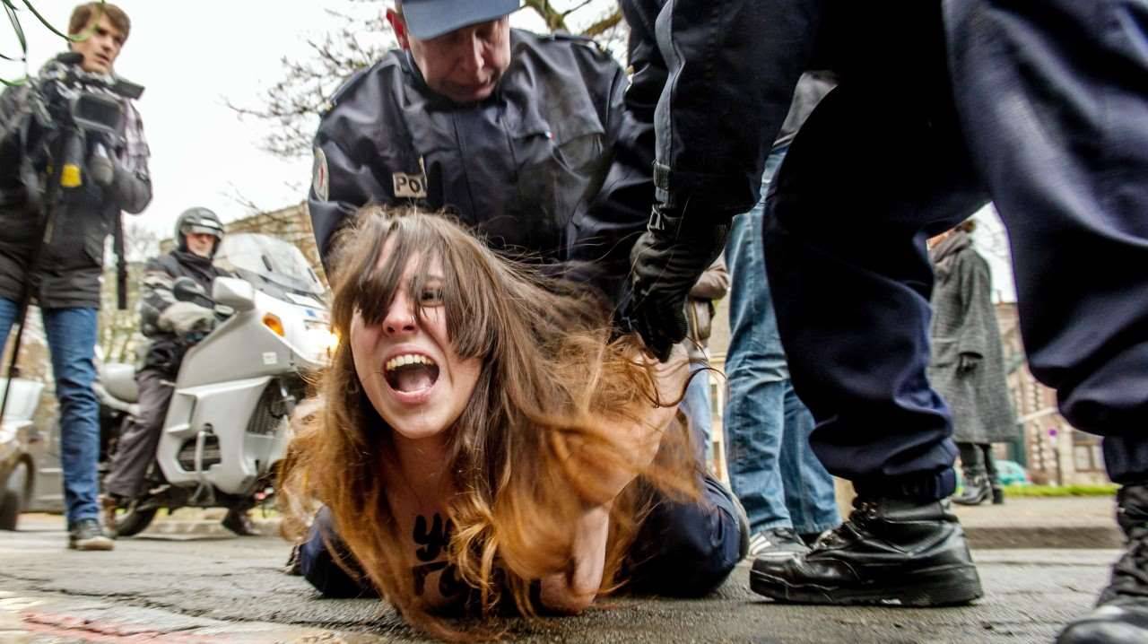 Mujeres de Femen protestan desnudas contra Dominique Strauss-Kahn. Tres mujeres del movimiento feminista Femen con los pechos desnudos se abalanzaron sobre el automóvil de Dominique Strauss-Kahn, cuando el ex director gerente del FMI llegaba al...