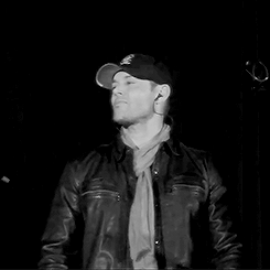 poorbeautifuldean:  jensen and the mic flip 