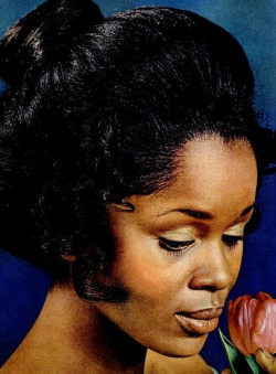 naturalhairproblems:littleknownblackhistoryfacts:GLORINDA SLIMFEATHER: First person to refer to her hairline as her “edges.”  it’s baaaaaack!