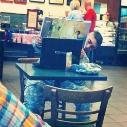  Soldado lendo uma história de ninar para a filha através do skype. 