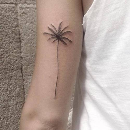 32 Brilliant Hand Tattoos for Women in 2024