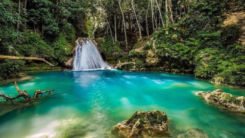 onlyinjamaica: You can only carry 3 things here, what would you pack?   ➖➖➖➖➖➖➖➖➖➖➖➖➖➖➖➖➖➖➖➖ Source: