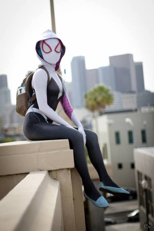 demonsee:    Sarah Hendo as Spider-Gwen   