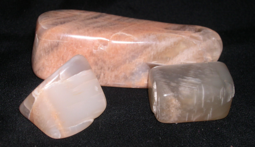 deepwoodsinsight:MoonstoneMoonstone brings calm and soothesunstable emotions. It aids us with inner 