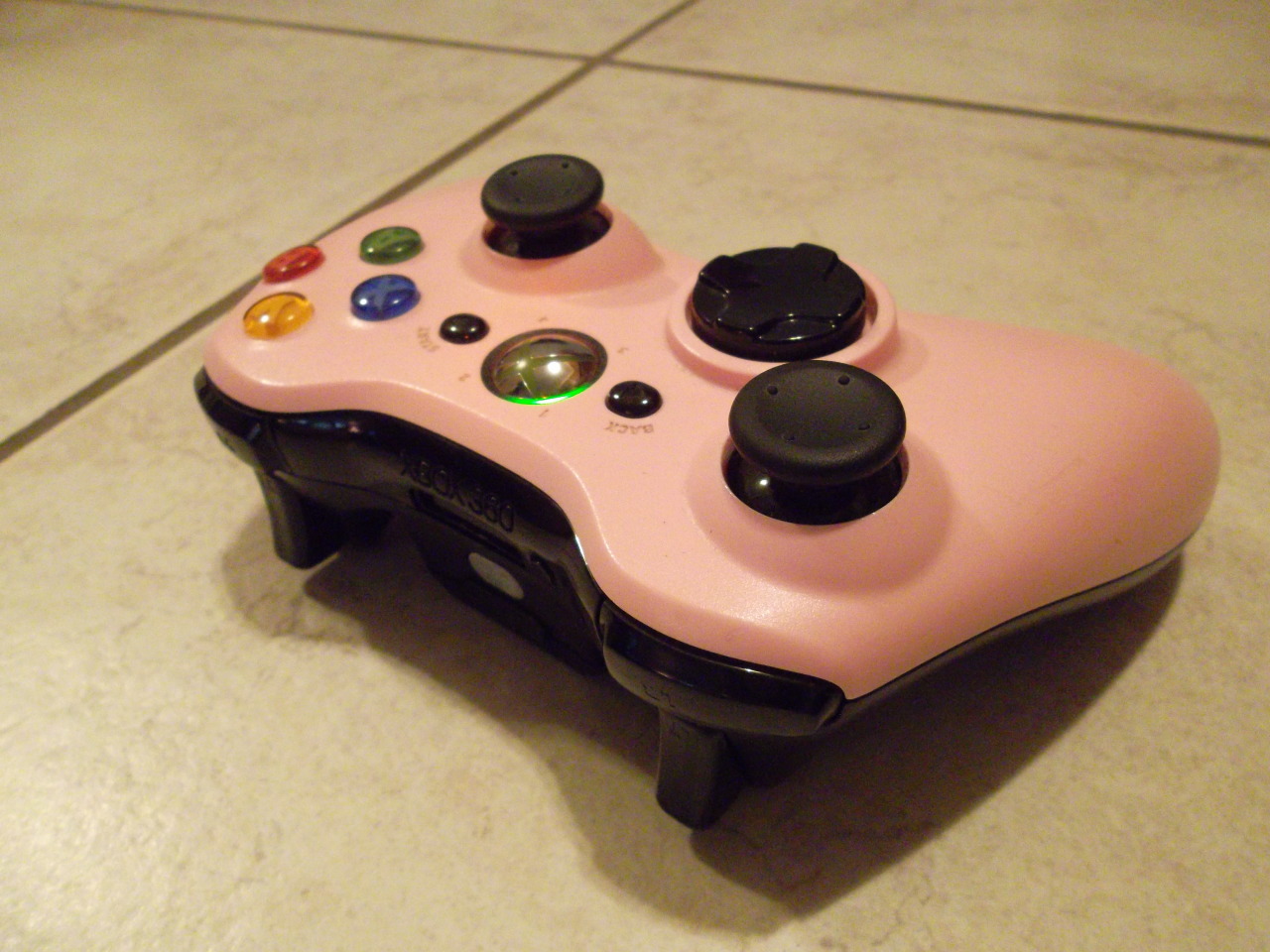 Amber&rsquo;s custom 360 controller, featuring the discontinued pink faceplate