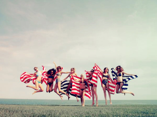 photoswift:@taylorswift13: Happy 4th from me, @GiGiHadid @iammarthahunt @britmaack @SerayahLove and 