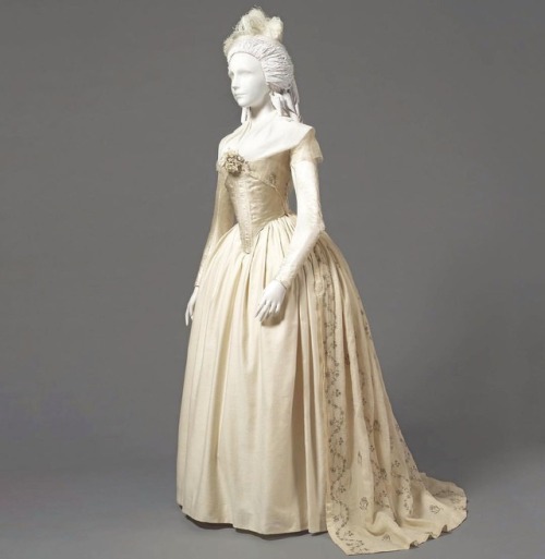 defunctfashion:Robe à l’Anglaise | c. 1790 • • • This dress beautifully 